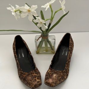 Donald Pliner Vintage women’s shoe, Size 8.5, animal print